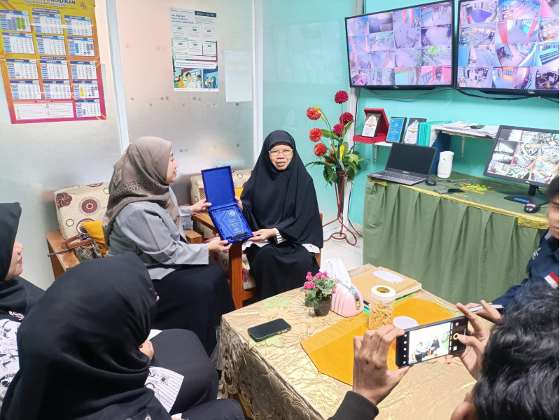 Kunjungan Polteknaker ke SDN Rawa Badak Selatan 01: Apresiasi dan Kenang-Kenangan Sosialisasi K3 Dasar